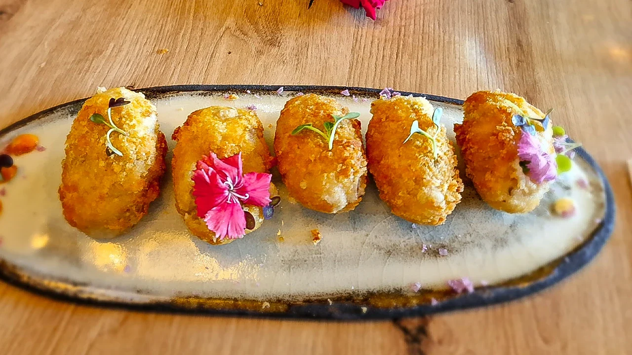 Plato de Croquetas Celi Veganas del Restaurante Azzurro