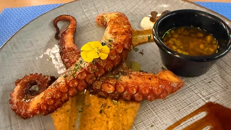 El Pulpo y el Romescu del Restaurante Azzurro situado en Aluche-Madrid